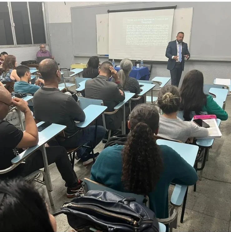 Alexandre Domingues em ambiente acadêmico, em sala de aula